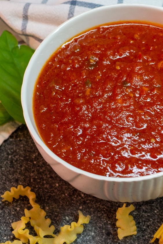 Tomaten-Zucchini-Sauce zu einer cremigen Sauce vermengt.