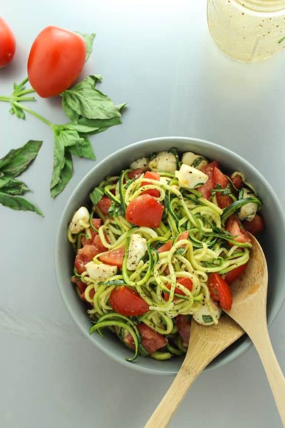 Gemüsespiralen mit Tomate und Mozzarella.