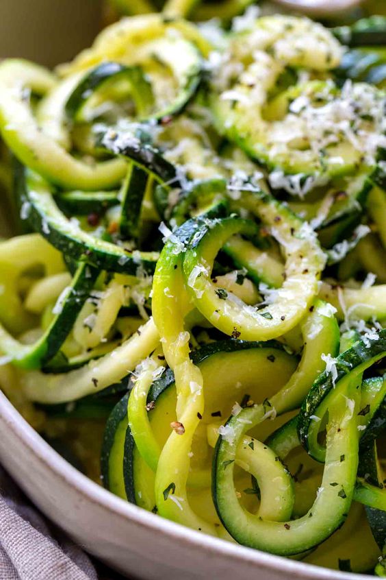 Gesunde Zucchinispiralen statt klassischer Spaghetti mit Parmesan und Knoblauch.