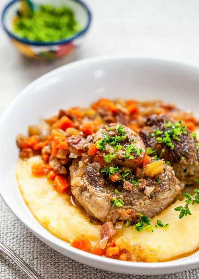 Stewed veal with gremolata of parsley, lemon zest and garlic, served on mashed potatoes with vegetables.