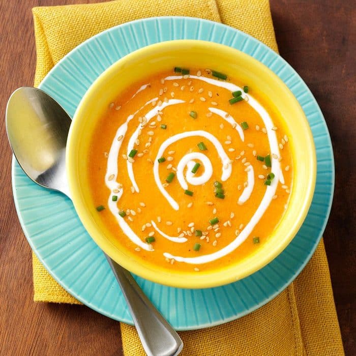 Dýňová podzimní polévka se sladkými bramborami a mrkví.