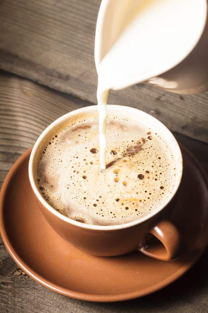 Lahodná káva s našlehaným mlékem a pěnou.