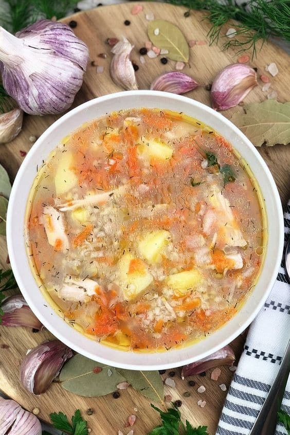 Ausgezeichnete Suppe mit Gemüse und Hühnerbrühe.