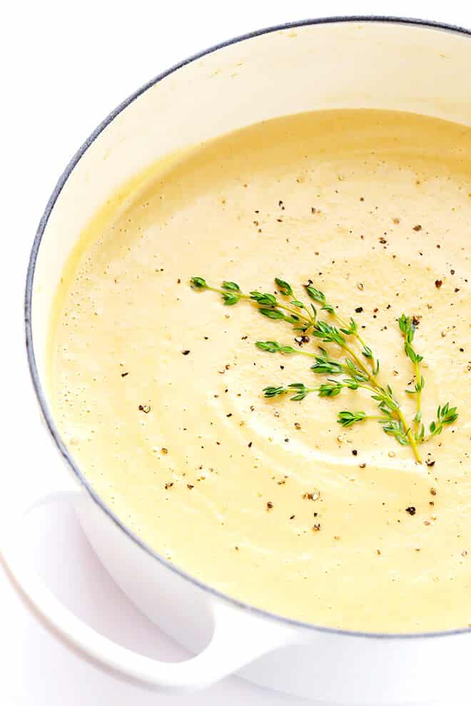 Krémová květáková polévka servírovaná v hlubokém talíři.
