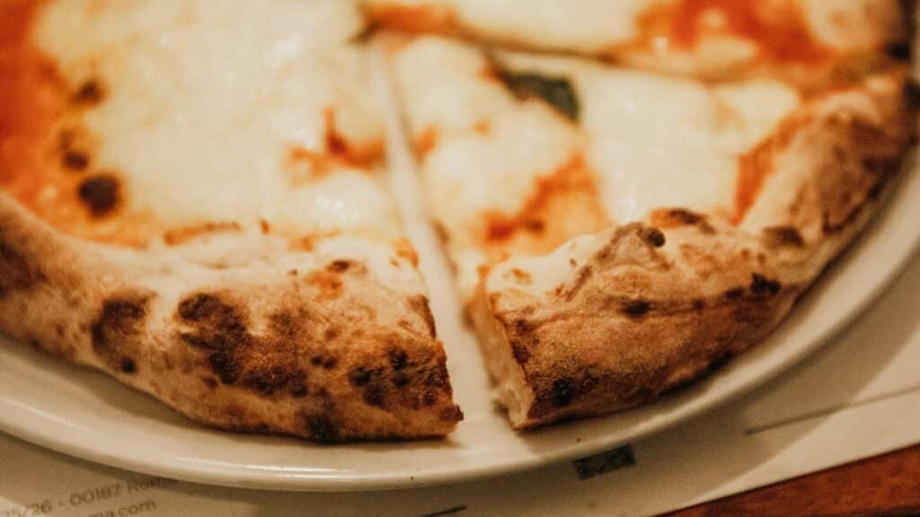 Výroba těsta na pravou italskou pizzu, po které se budete olizovat.