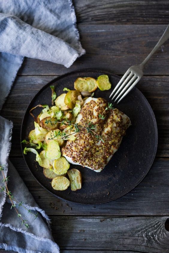 Der beste Seefisch mit Kartoffelsalat aus frischem Gemüse.