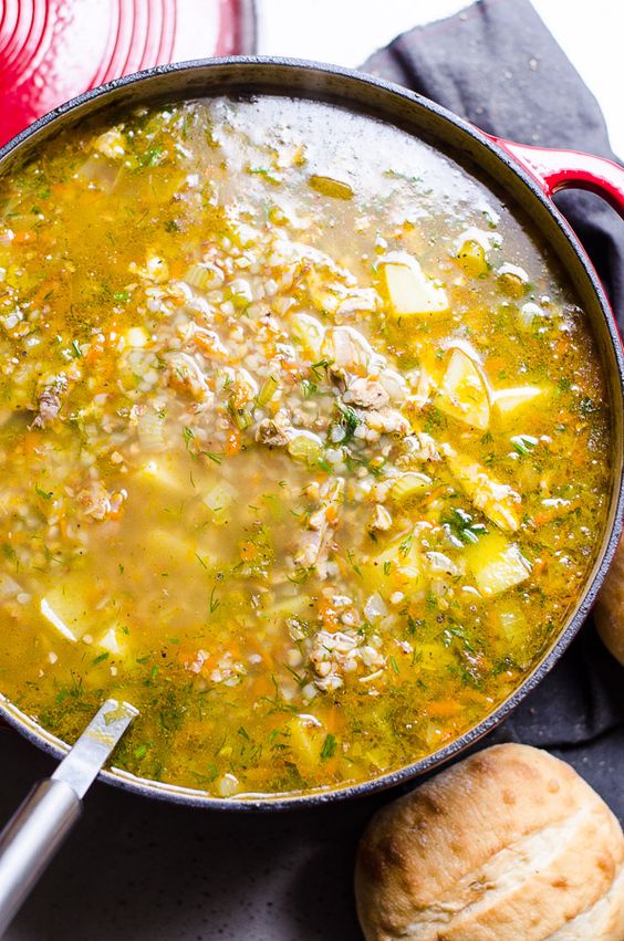 Reichhaltige Suppe mit ganzem Buchweizen und viel frischem Gemüse.