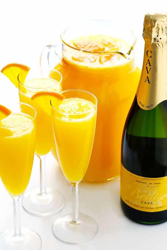 Cocktail aus Champagner und Orangensaft.