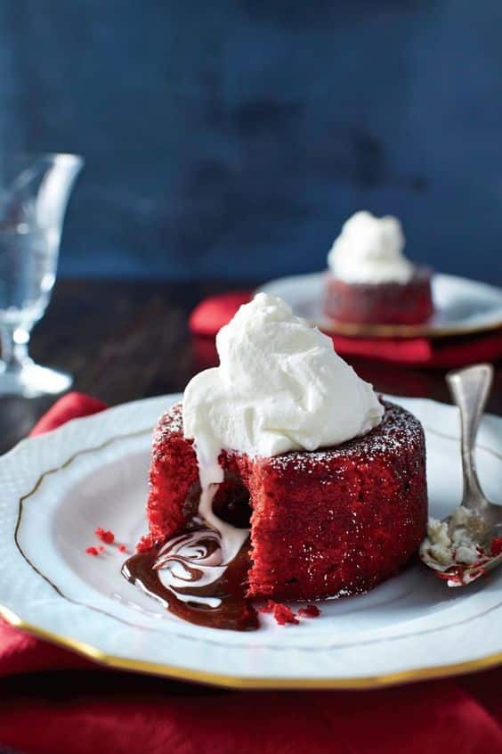 Dokonalý red velvet lávový dort s krémovým vnitřkem a šlehačkou.