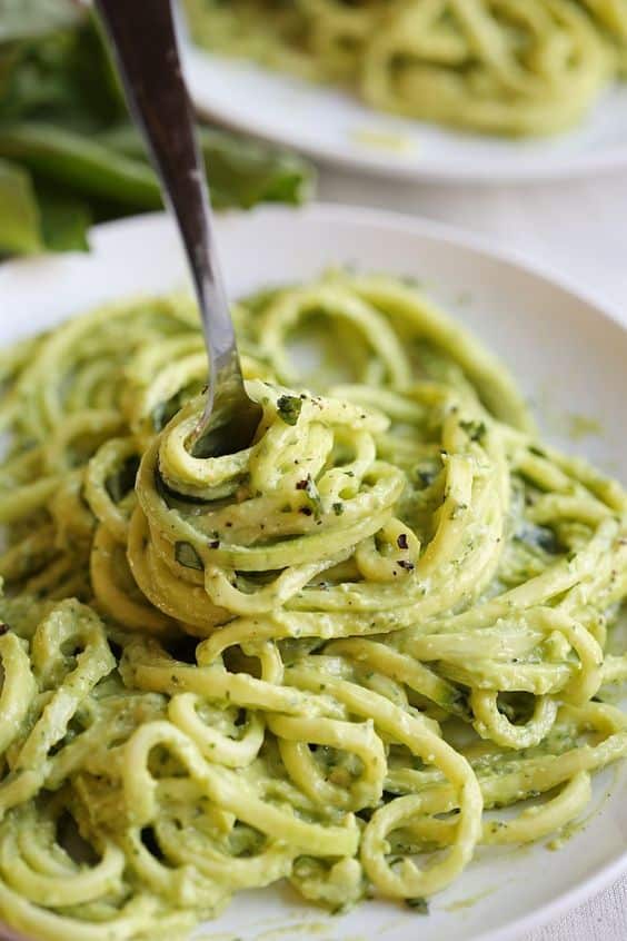 Krémové avokádové pesto na zeleninových cuketových špagetách.
