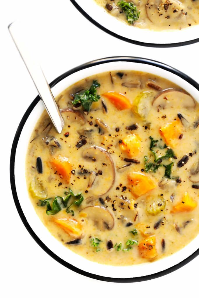 Luxusní podzimní polévka z divoké rýže a čerstvé sezónní zeleniny.