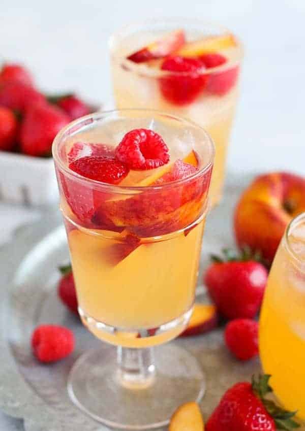 Sangria ve sklenicích s kousky čerstvého ovoce.