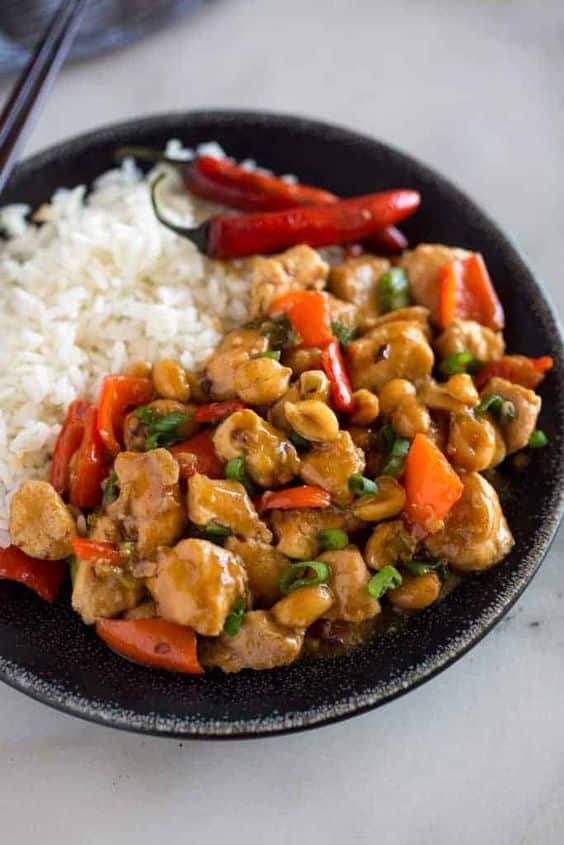 Skvělá čína z bílkovin, dušené zeleniny  marinovaného šmakouna a rýže.