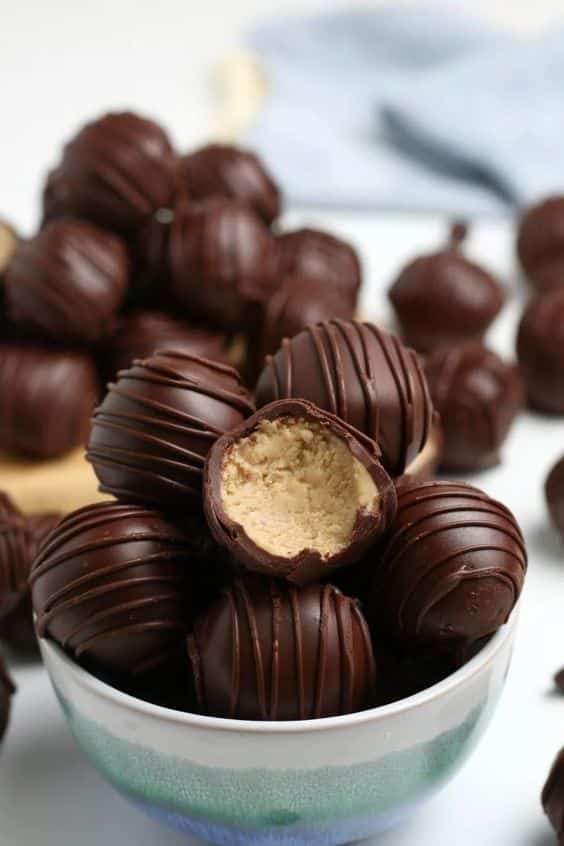 Cremige Erdnussbutterkugeln umhüllt von feiner Schokolade.