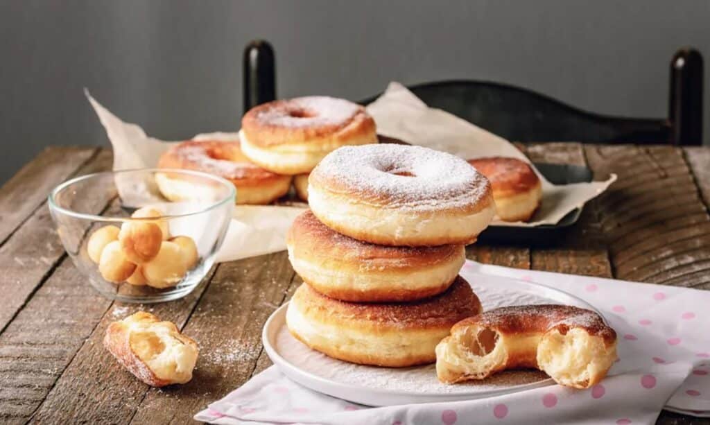 Luxusní americké donuty s cukrovým posypem.