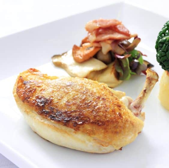 Krásné kuřecí supreme se zeleninkou a omáčkou ze smetany.