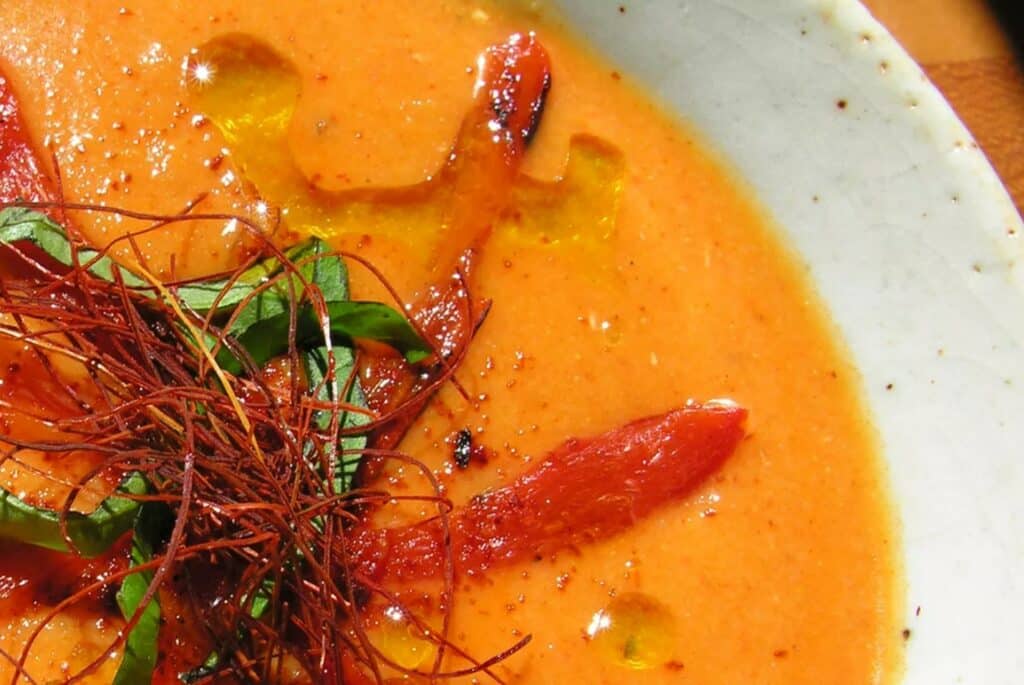 Krupicová polévka z pečené červené papriky.
