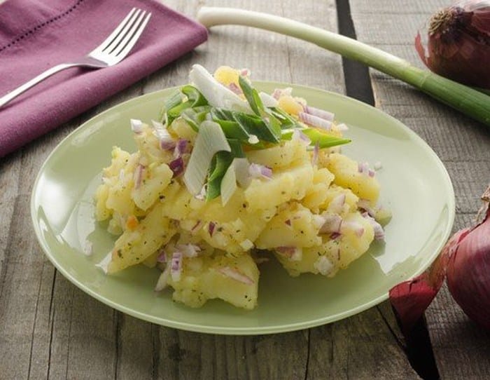 Talíř s vídeňským typem bramborového salátu.