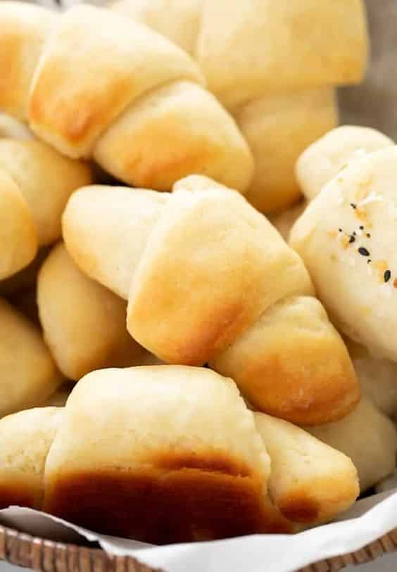 Flauschige Brötchen ala Croissant aus Hüttenkäseteig und Füllungen.