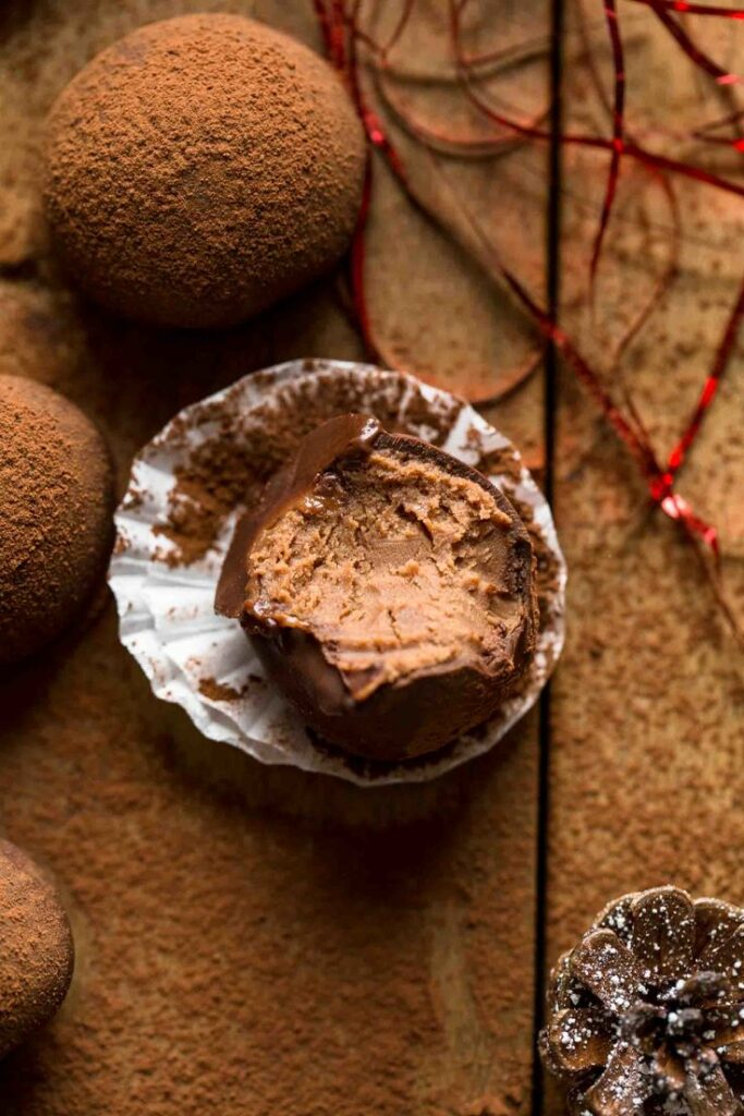 Erstaunliche Schokolade und köstliche Rumkugeln, die mit Kakaopulver überzogen sind.