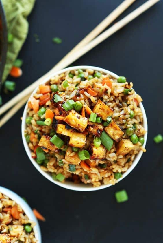 Nejlepší zdravá alternativa na restovanou rýži pro vegany, s tofu.