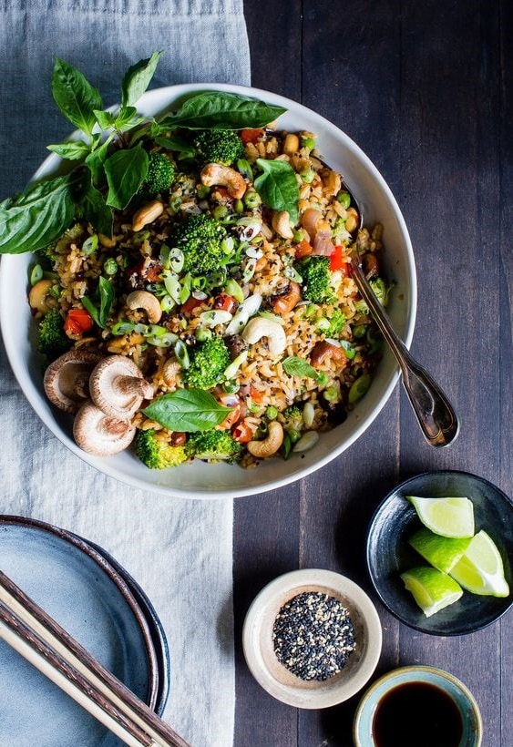 Luxusní restovaná rýže plná zeleniny s limetkou a sezamovými semínky.