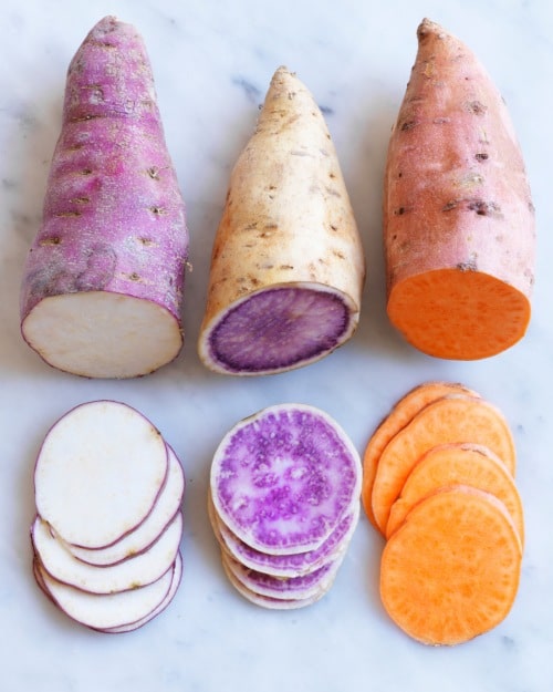 Drei Varianten farbiger Süßkartoffeln.