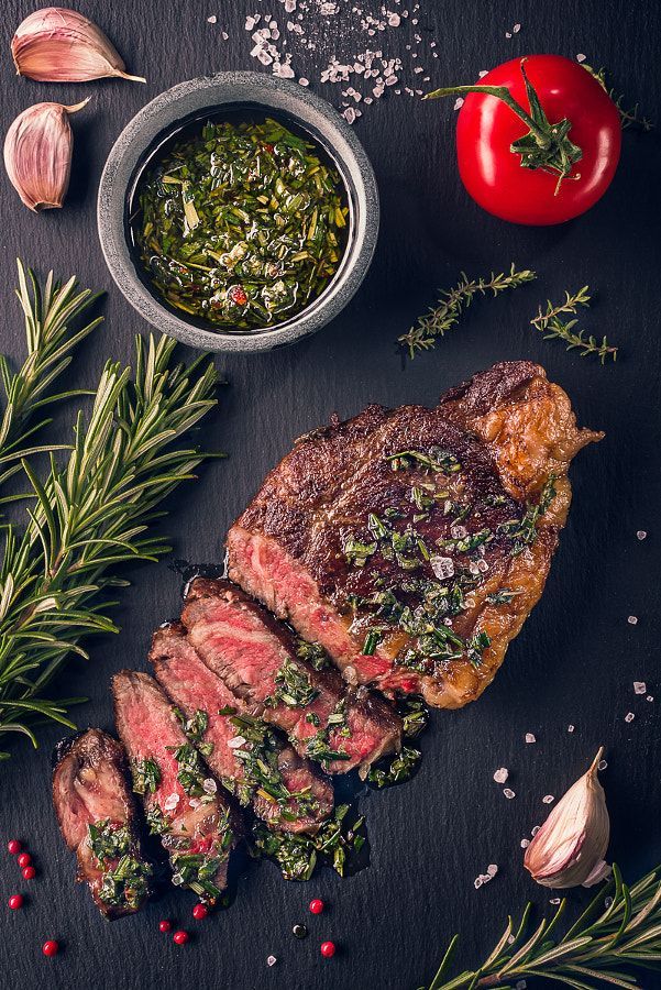 Perfektní steak z krávy naložený v bylinkách.