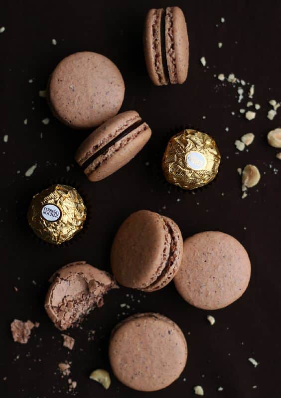Knuspriges, aber zerbrechliches französisches süßes Gebäck aus Schokolade, gefüllt mit Schokoladencreme.