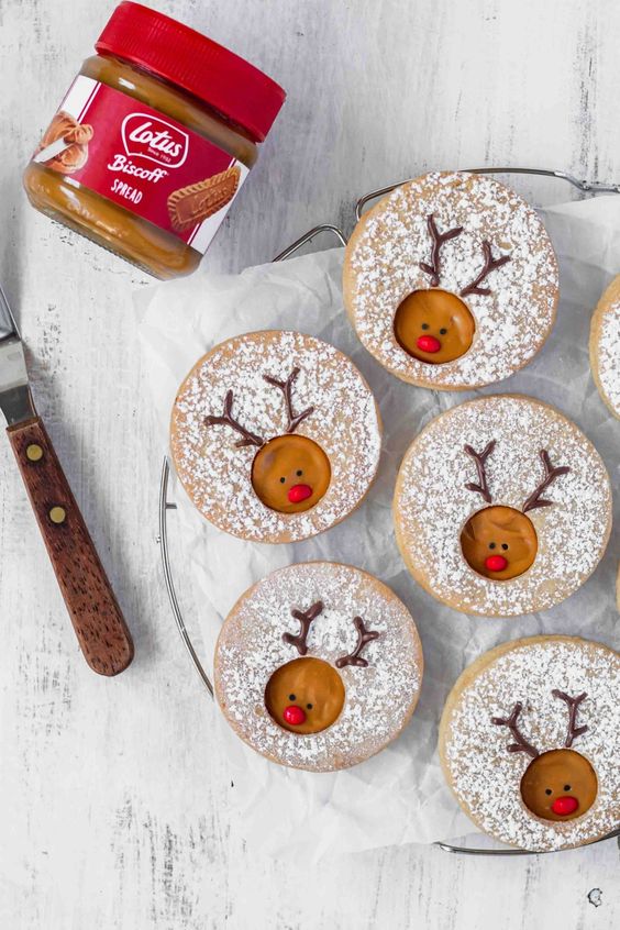 Perfektní vánoční pochoutka z karamelových sušenek s obličejem z čokolády.