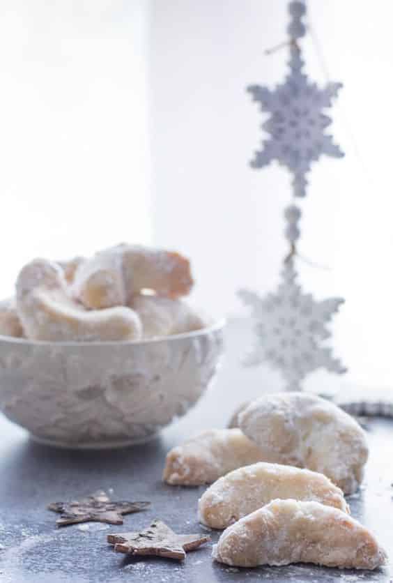 Křehké vánoční cukroví z mandlí, obalované v moučkovém cukru.