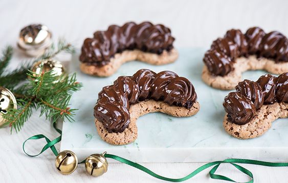 Perfect Christmas cookies made of egg whites and chocolate cream.