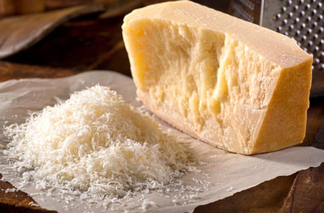 Strouhaný italský sýr parmezán.