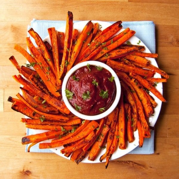 Wie man geröstete Karotten mit scharfer Salsa serviert.