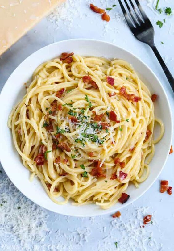 nejlepší špagety s vaječnou omáčkou a tučným bůčkem inspirované v Itálii.
