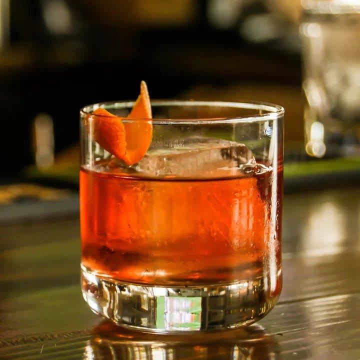 Rye Whiskey in einem Glas mit Eis.