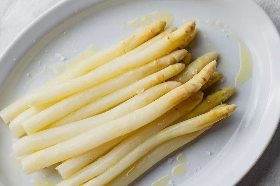 White asparagus piled on a plate.