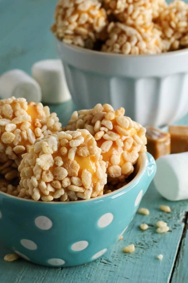 Delicious caramel rice made from candies, marshmallows and sweetened caramel milk.