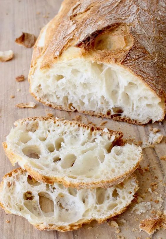 Nadýchaný italský chléb nakrájený na tenké plátky.