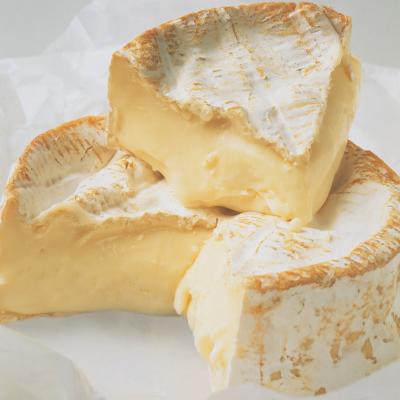 Rozteklý smetanový perfektně uzrálý sýr.