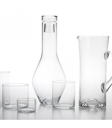 Různé tvary skleněných karaf a skleničky.