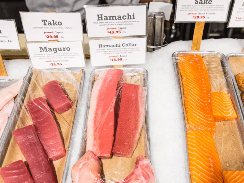 Různé čerstvé druhy rybího masa na pultu na trhu.