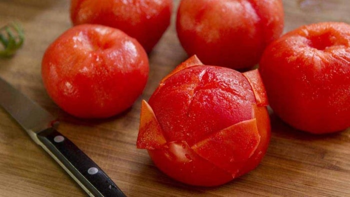 Odstraňování slupky rajčete.