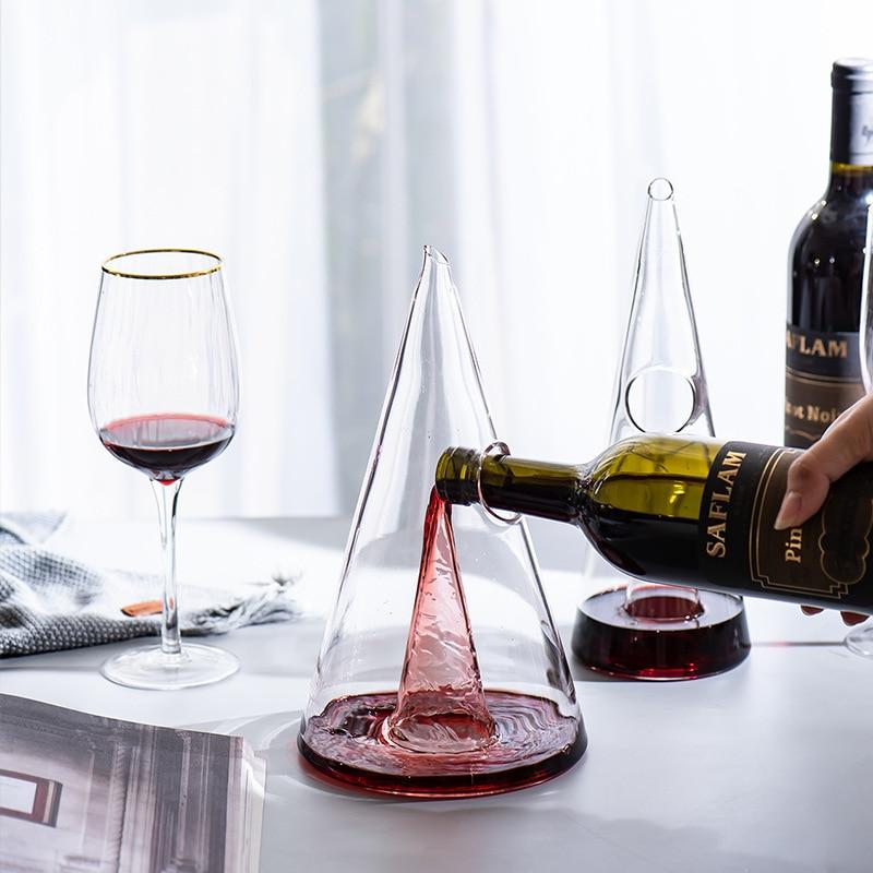 Nalévání červeného vína do stylové karafy pro efekt u stolování.