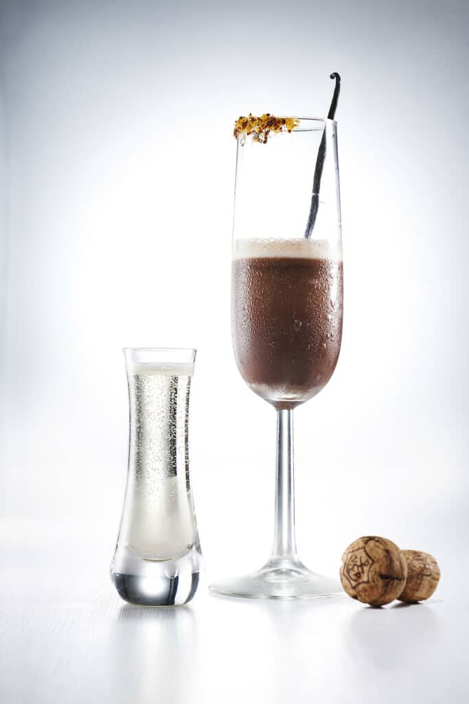 Čokoládový fizz koktejl ve skleničce na šampaňské.