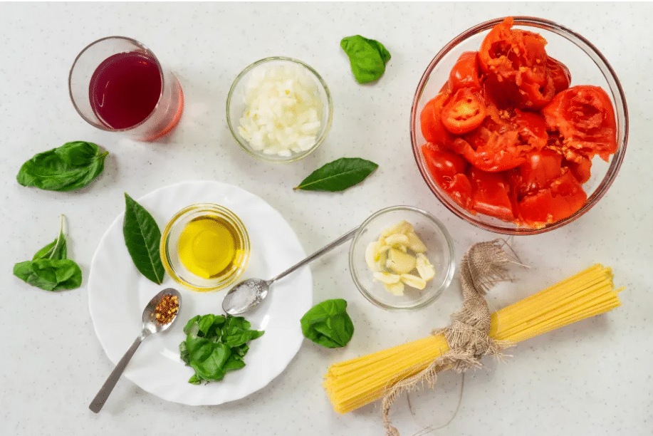 Základní ingredience pro výrobu italské jemné rajčatové omáčky.
