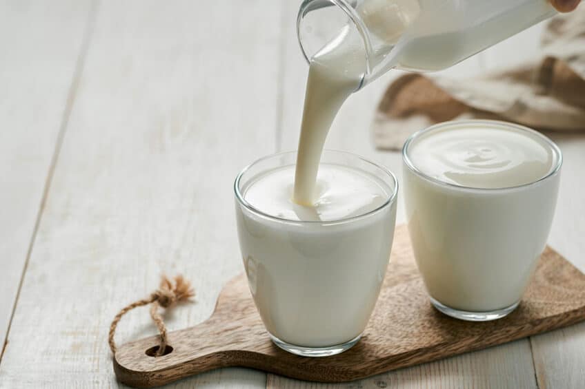 Zdravé kyselé mléko nalévané do dvou malých skleniček.