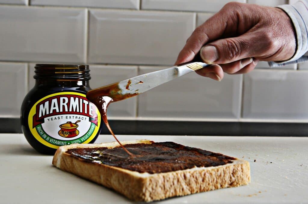 Příprava chlebu s Marmite