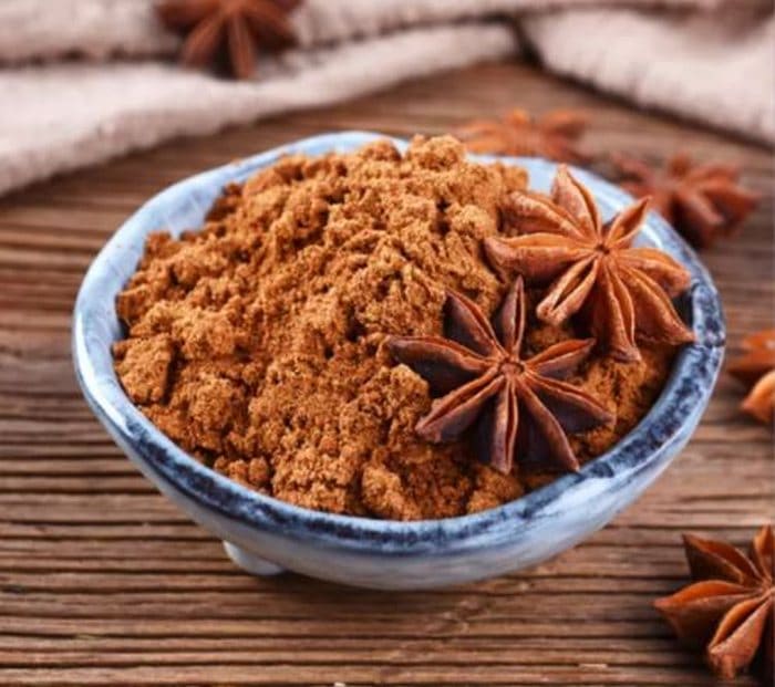 The difference between whole and ground star anise.