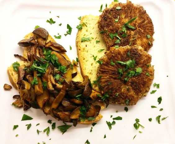 Toasted bread with butter and mushroom stuffing.